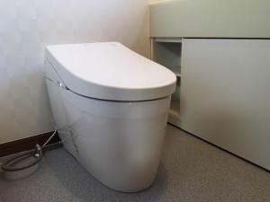 TOTOトイレの止水栓隠蔽タイプ