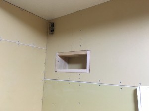 換気扇の枠とレンジフードの取付壁の補強工事