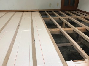 根太と床断熱材の施工