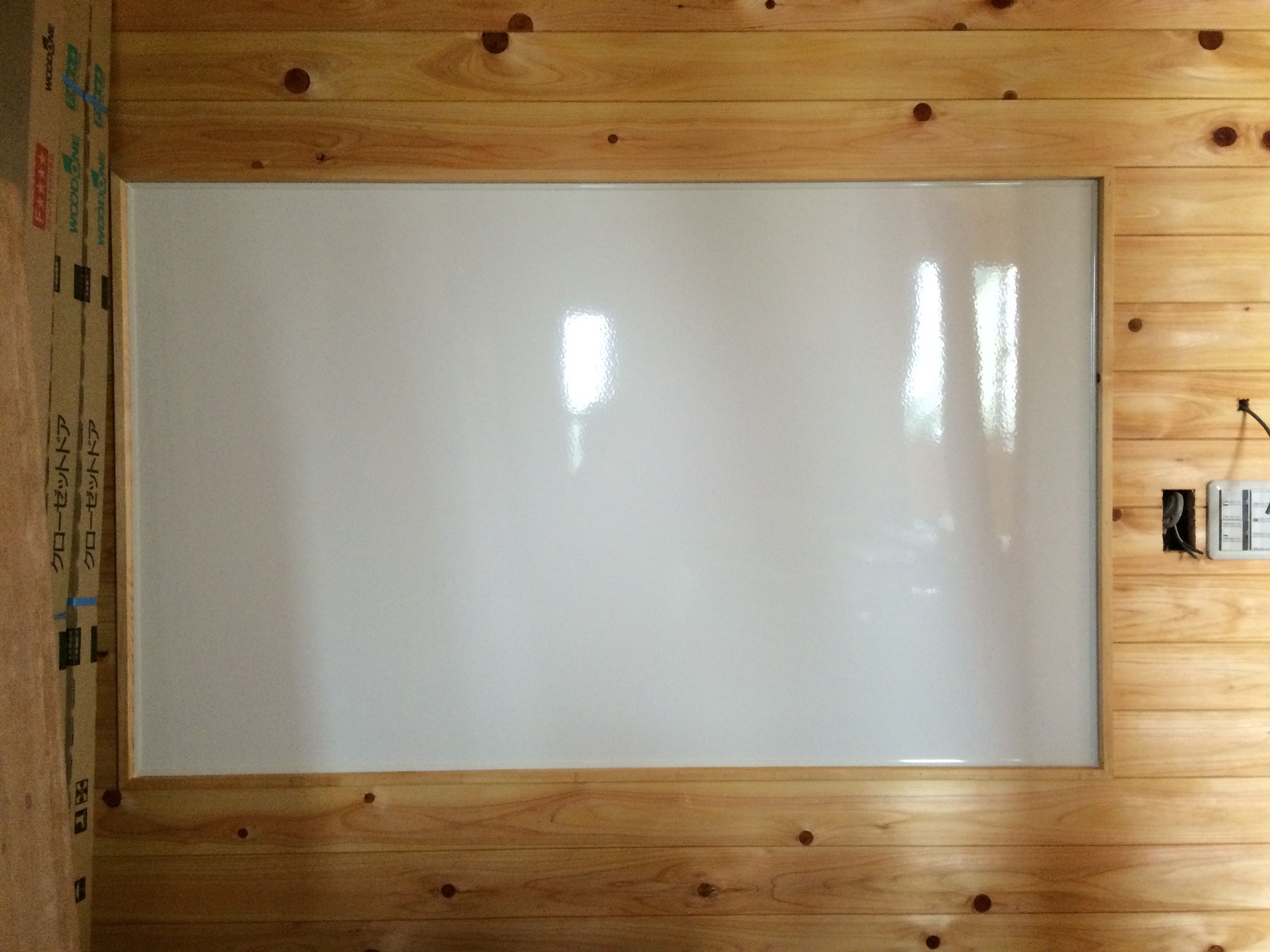 ホワイトボード（ホーローキッチンパネル）の貼り付け後の写真