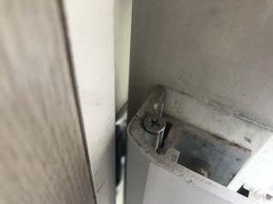 店舗ドアのラッチがドア枠に当たって閉まらない状態