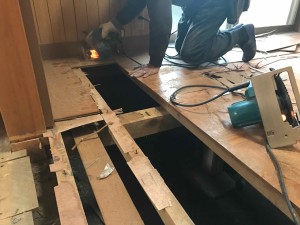 既存の床板の解体工事