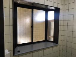 タイル張りの浴室（面積1坪）に大きな台形出窓が特徴の浴室