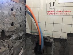 浴室内の配管は新しい配管材に取り替えます