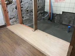 床に新しい合板が張ってある部分が洗面脱衣室の床を広げた部分
