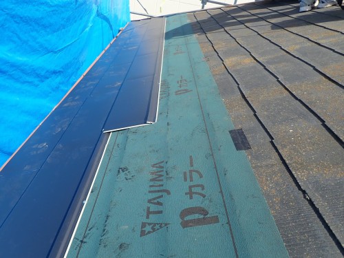 既存のコロニアル屋根の上にアスファルトルーフィングを下葺きしてからガルバリウム鋼板をビス留めで取り付けて施工