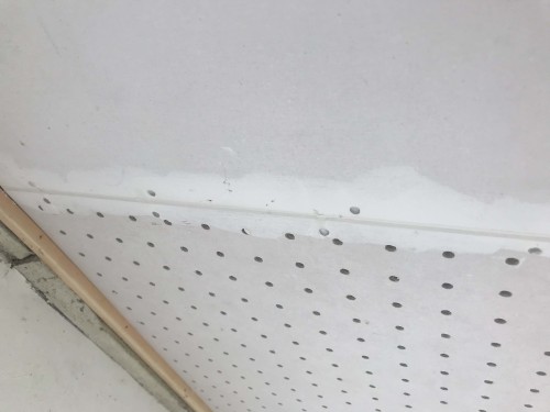 ケイ酸カルシウム板の継ぎ目やスクリュー釘の頭などは塗装前にパテ処理