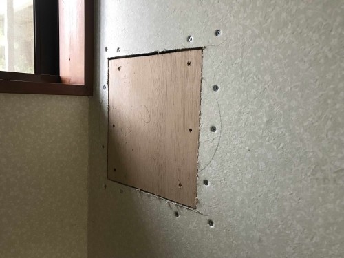 紙巻器とタオルリングを取り付ける箇所が壁を合板で補強