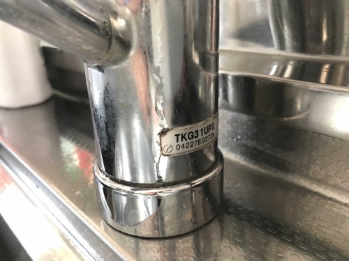 システムキッチンのシングルレバー混合栓の写真