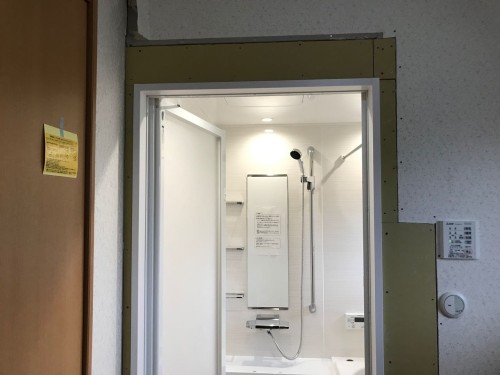 浴室入口部分のドア枠取付