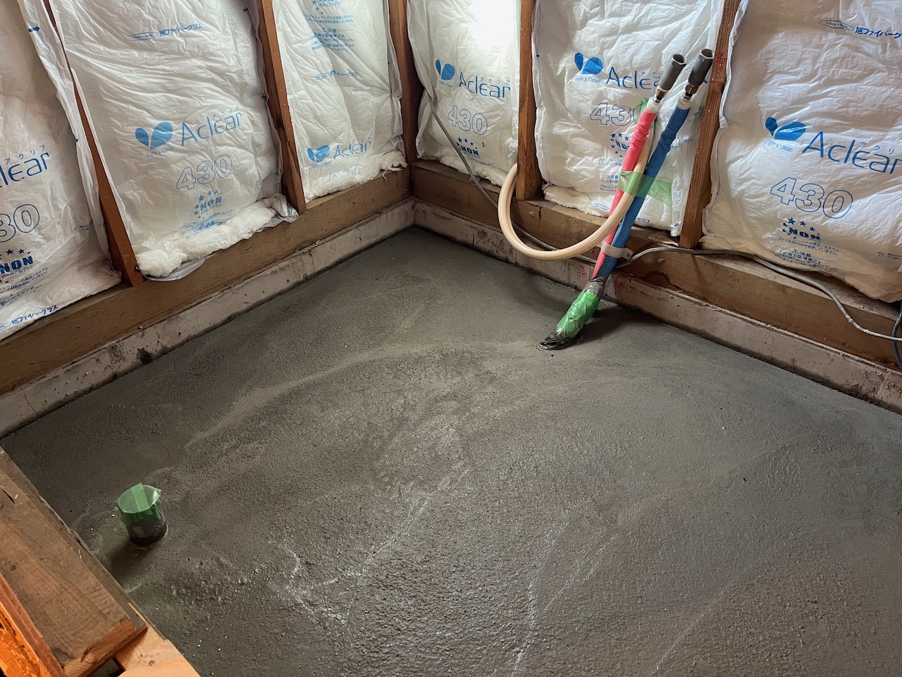 土間コンクリート打ちと配管工事後