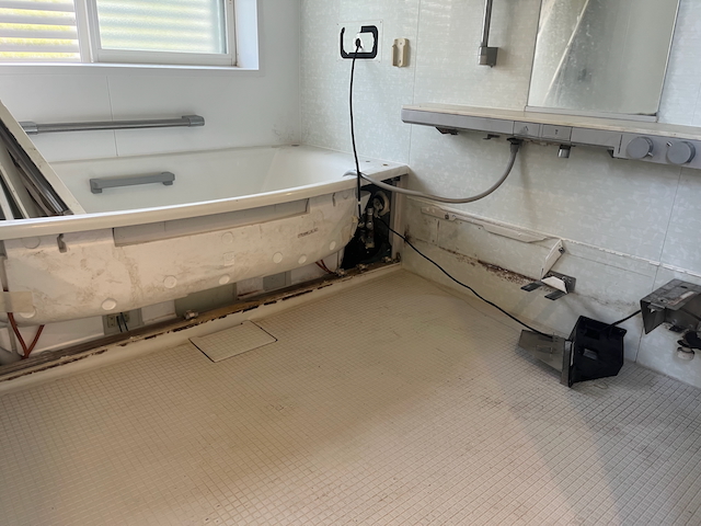 既存システムバスの解体工事