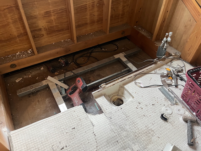 既存システムバスの解体工事