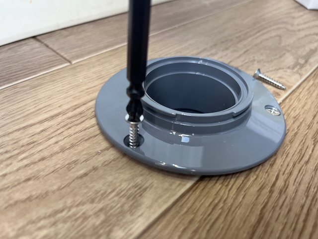 ビス3本で取り付けます