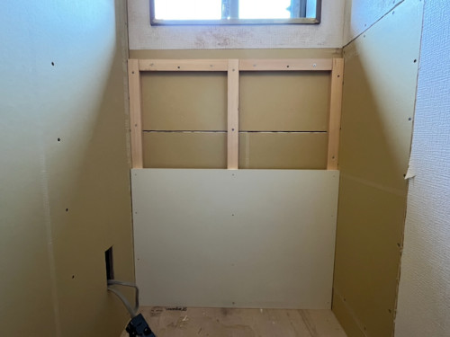 トイレ収納造作中の写真