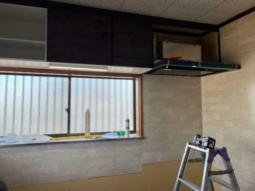 タカラスタンダードシステムキッチントレーシアの組立中の写真