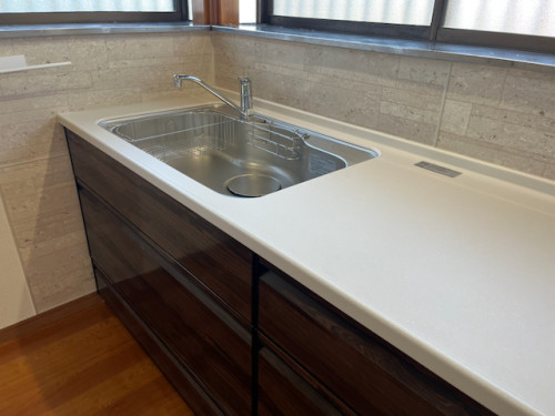 タカラスタンダードシステムキッチントレーシアの組立完了後の写真