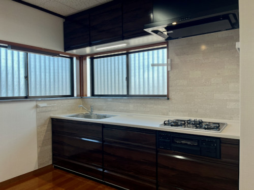 タカラスタンダードシステムキッチントレーシアの組立完了後の写真