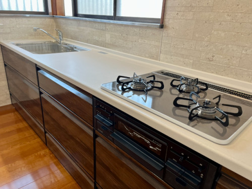 タカラスタンダードシステムキッチントレーシアの組立完了後の写真