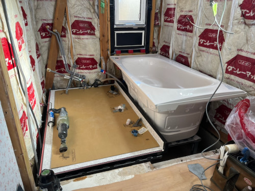 TOTOシステムバス組立中の写真