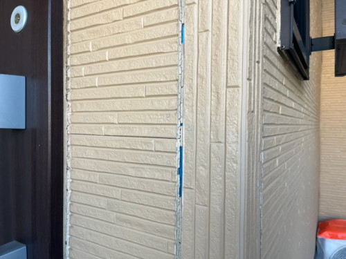 シーリングが劣化しているため打ち直します