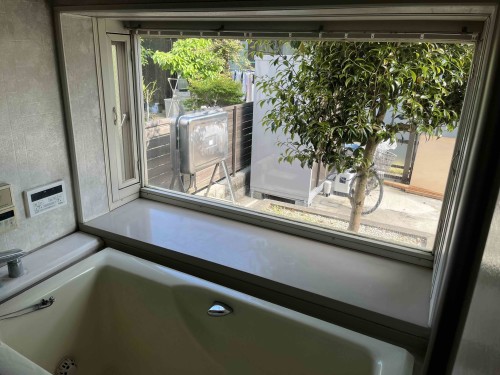 大きな出窓があるシステムバス