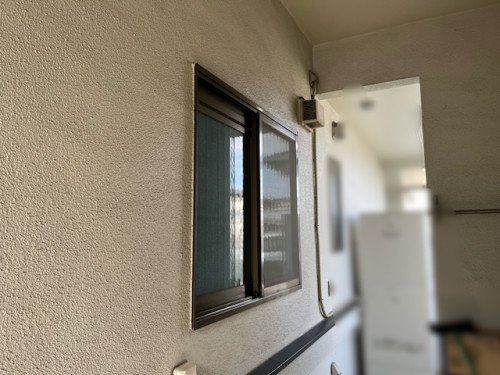 屋外から見たお風呂の窓の写真